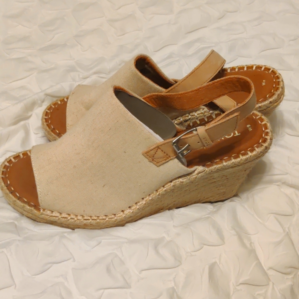 Perfect nude wedge sandals for any occasion.